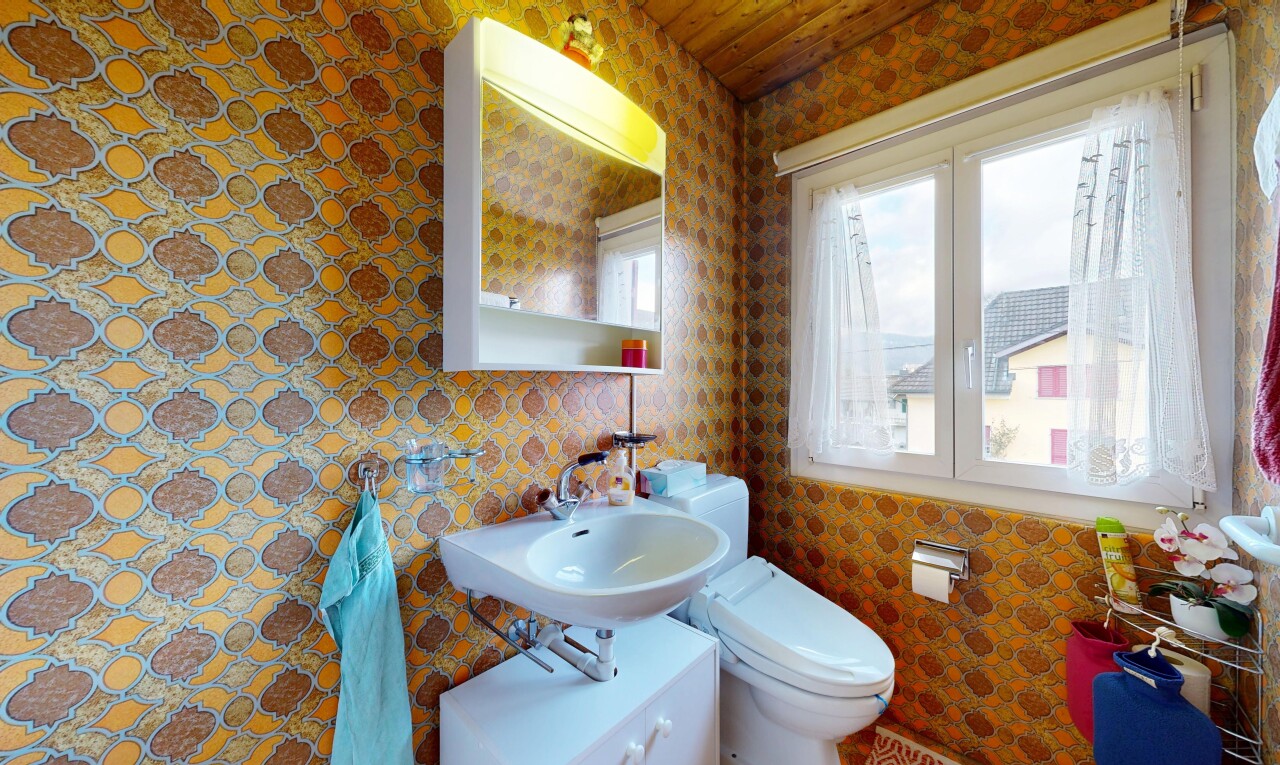 salle de bains avec lumière naturelle, natural light, mur en papier peint, wallpaper wall, et miroir