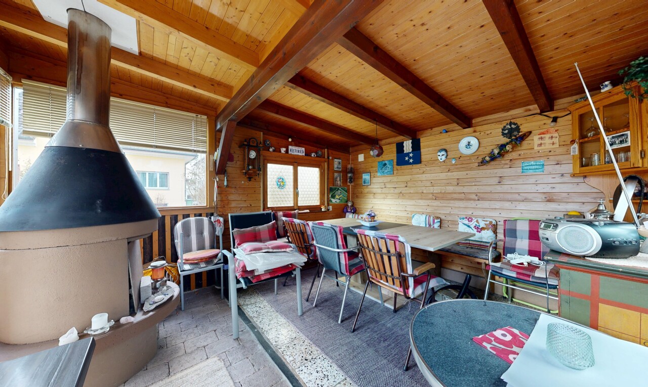 salle à manger avec mur en bois, wood wall, inside property, lumière naturelle, et natural light