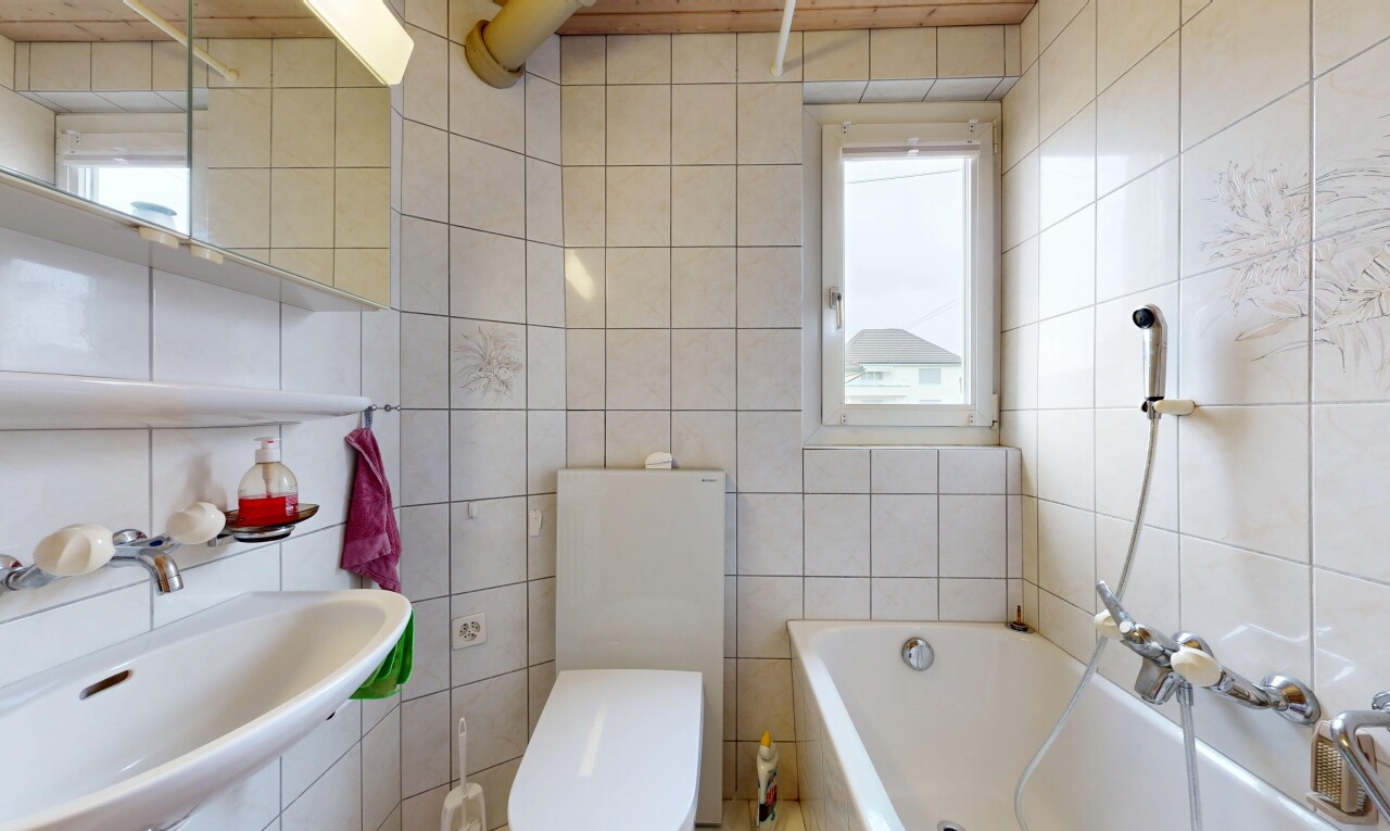 salle de bains avec salle de bain complète, évier, toilette, inside property, et miroir