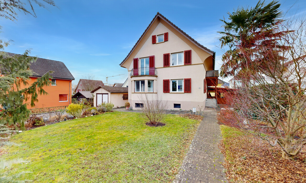 façade avec balcon, bardage en stuc, pelouse, property visible, et day time