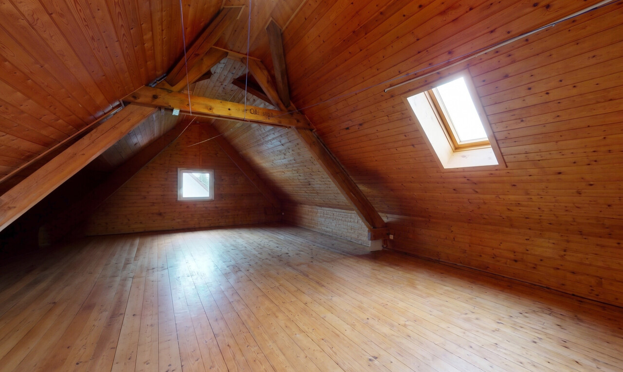 pièce vide avec puits de lumière, plafond cathédrale, cathedral ceiling, hardwood floor, et sol en finition bois