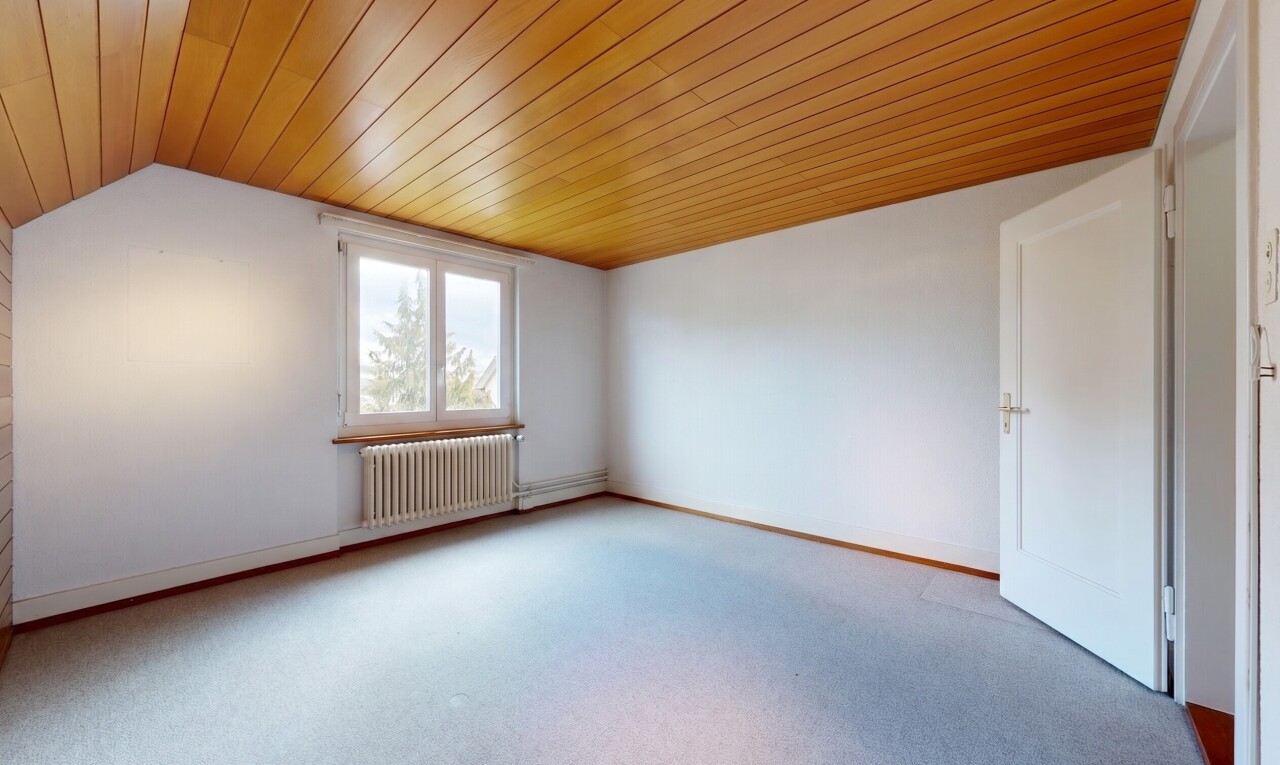 pièce vide avec plafond voûté, vaulted ceiling, radiateur, cloison sèche, et drywall