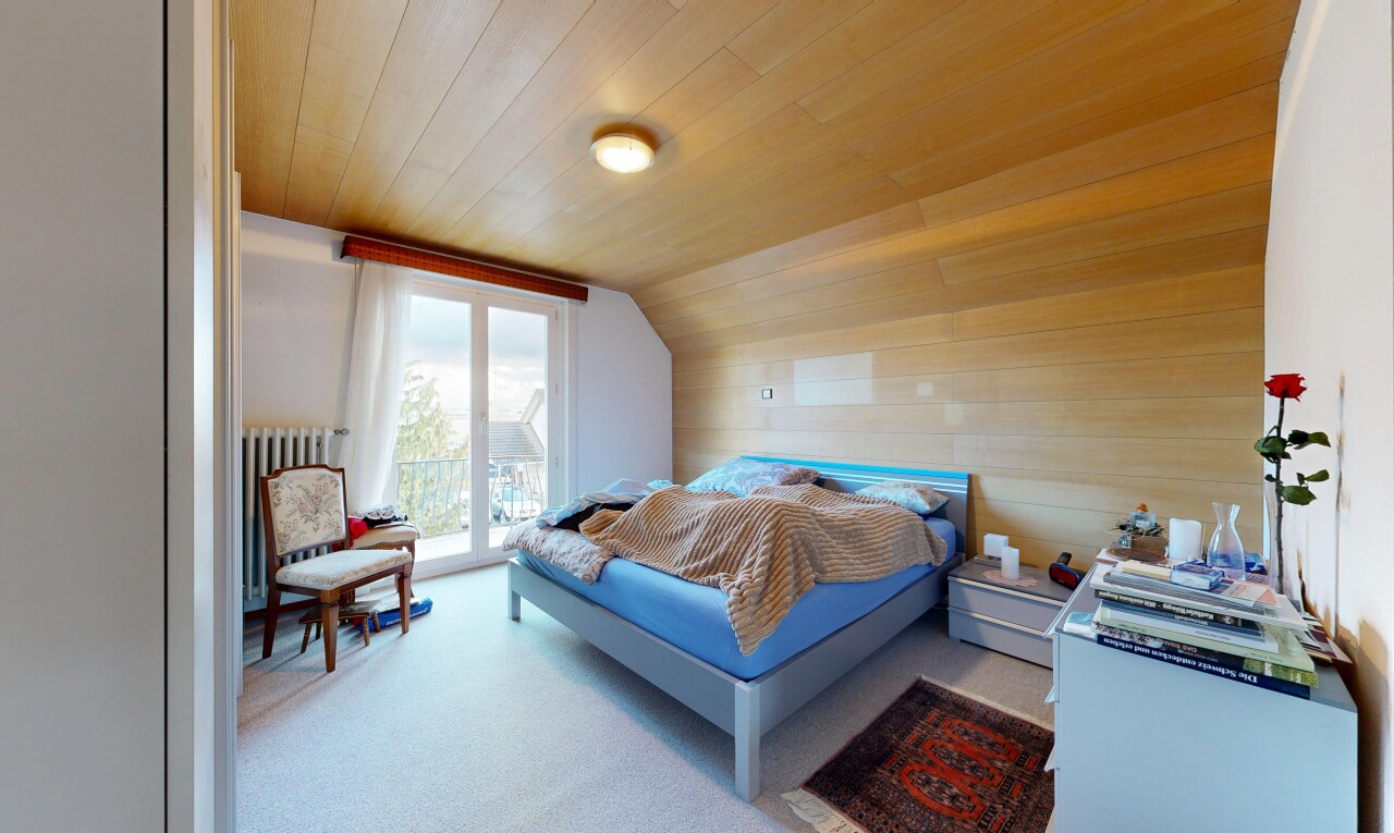 chambre avec mur en bois, wood wall, lumière naturelle, natural light, et radiateur