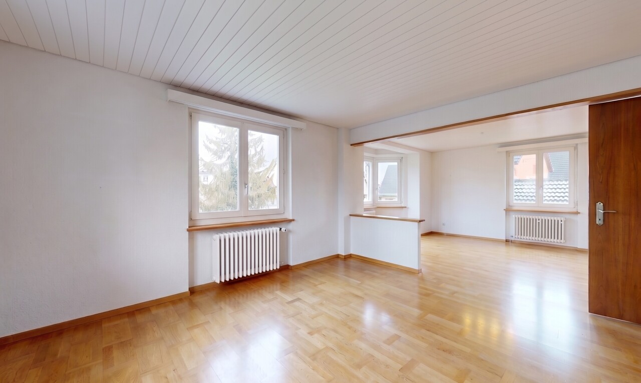pièce vide avec radiateur, wood finish floor, sol en finition bois, drywall, et cloison sèche