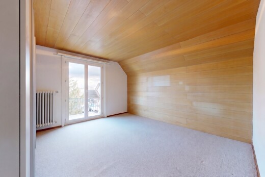 pièce vide avec radiateur, wood wall, mur en bois, carpet, et moquette