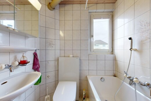 salle de bains avec salle de bain complète, évier, toilette, inside property, et miroir