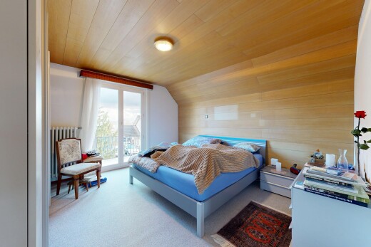 chambre avec mur en bois, wood wall, lumière naturelle, natural light, et radiateur