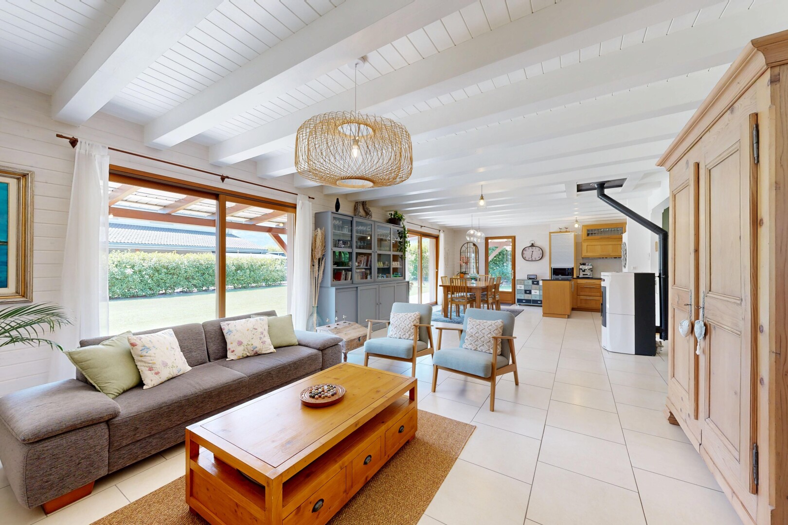 wohn- / esszimmer mit inside property, natural light, natürliches licht, beamed ceiling, und balkendecke