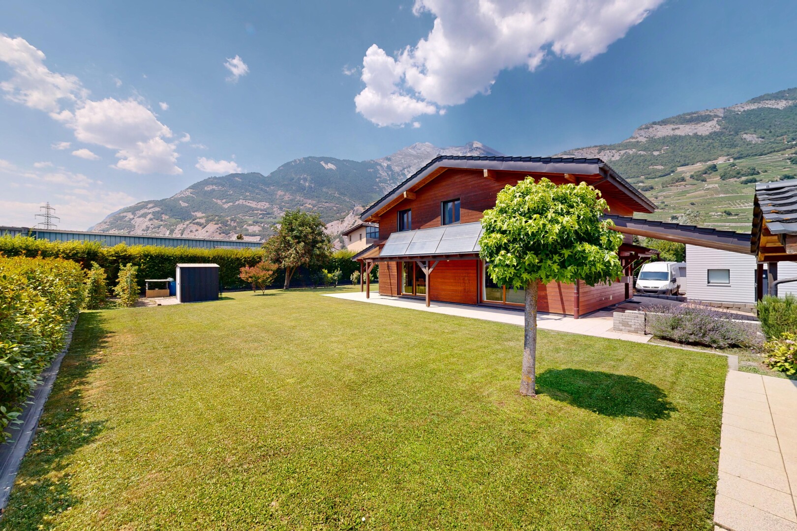 außenansicht mit blick auf die berge, mountain view, from property, day time, und rasen