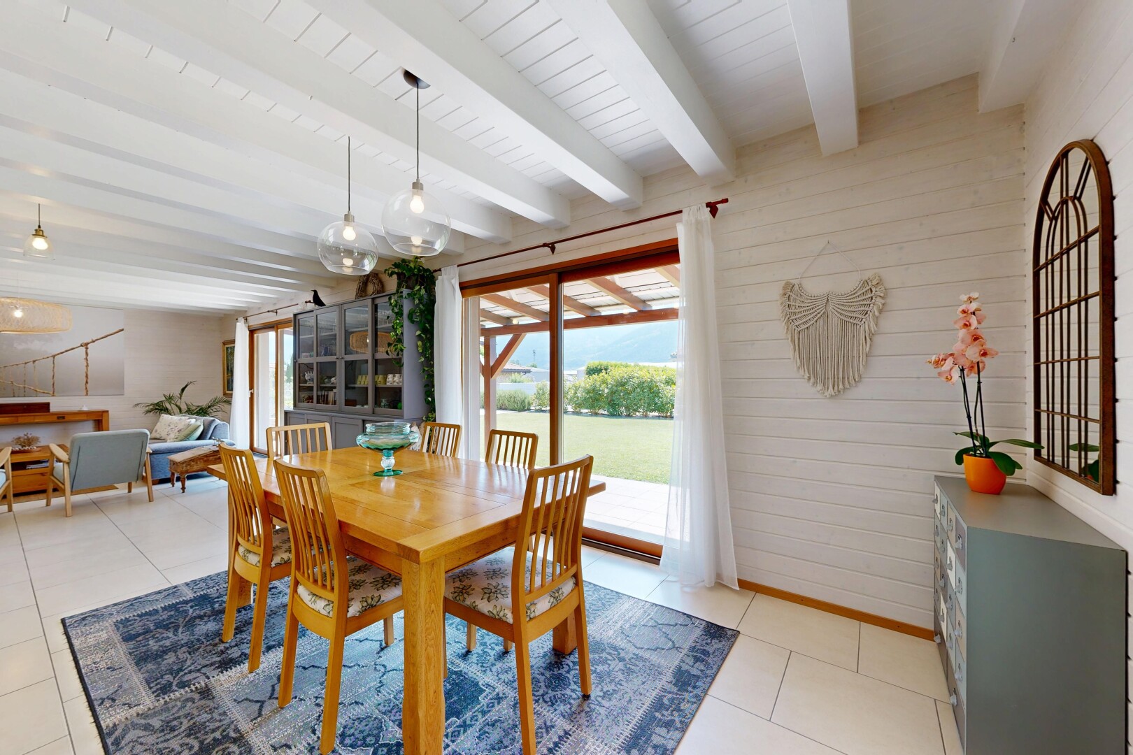 esszimmer mit inside property, natural light, natürliches licht, beamed ceiling, und balkendecke