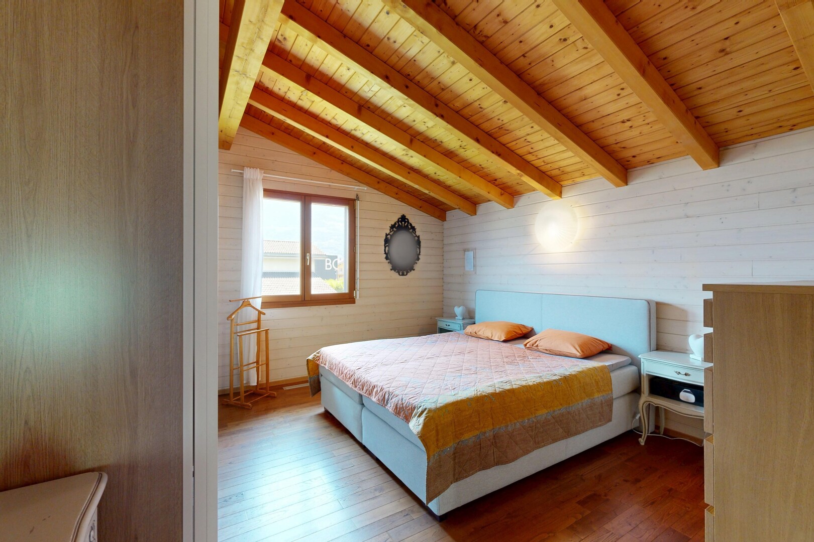 zimmer / schlafzimmer mit wood finish floor, holzfußboden, beamed ceiling, balkendecke, und inside property