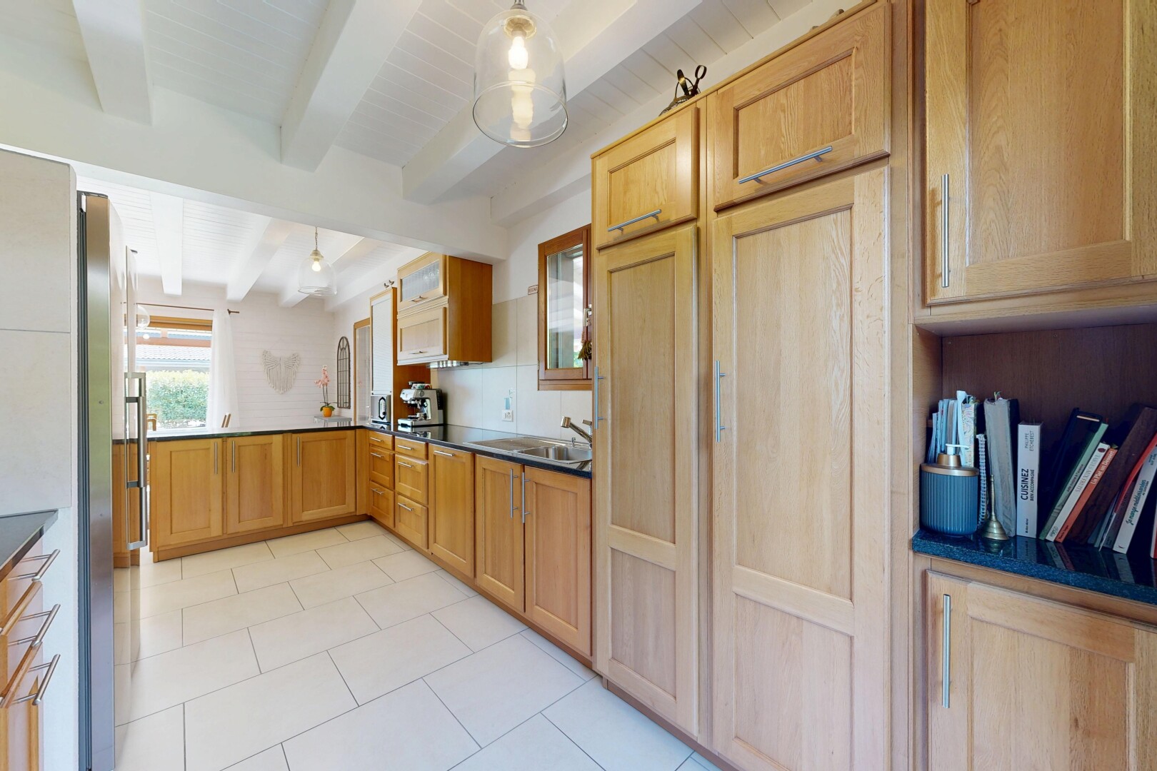 küche mit schranktüren mit vertiefter mittelplatte, shaker cabinets, beamed ceiling, balkendecke, und dark countertops