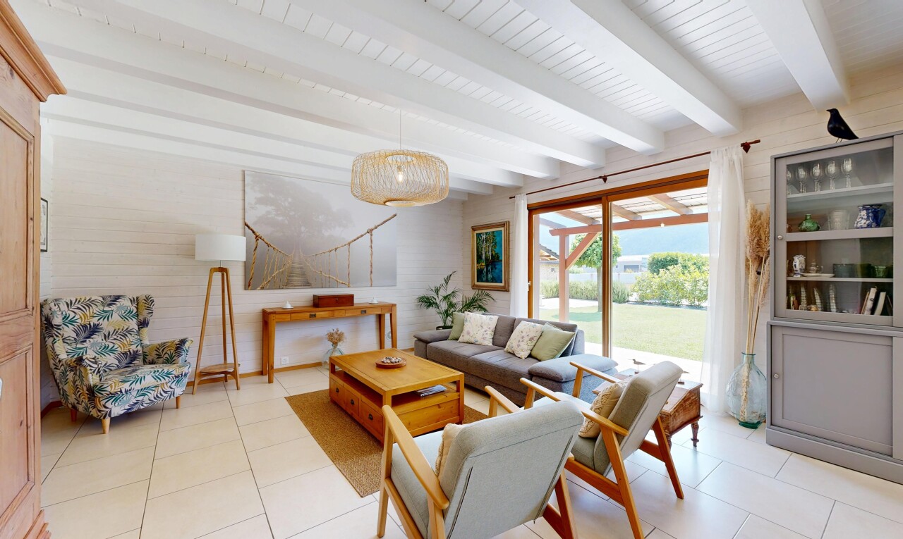 wohnzimmer mit natural light, natürliches licht, inside property, wood wall, und holzwand