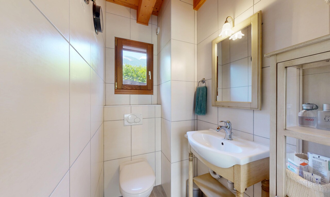 bad mit spiegel, gäste-wc, waschbecken, natural light, und natürliches licht