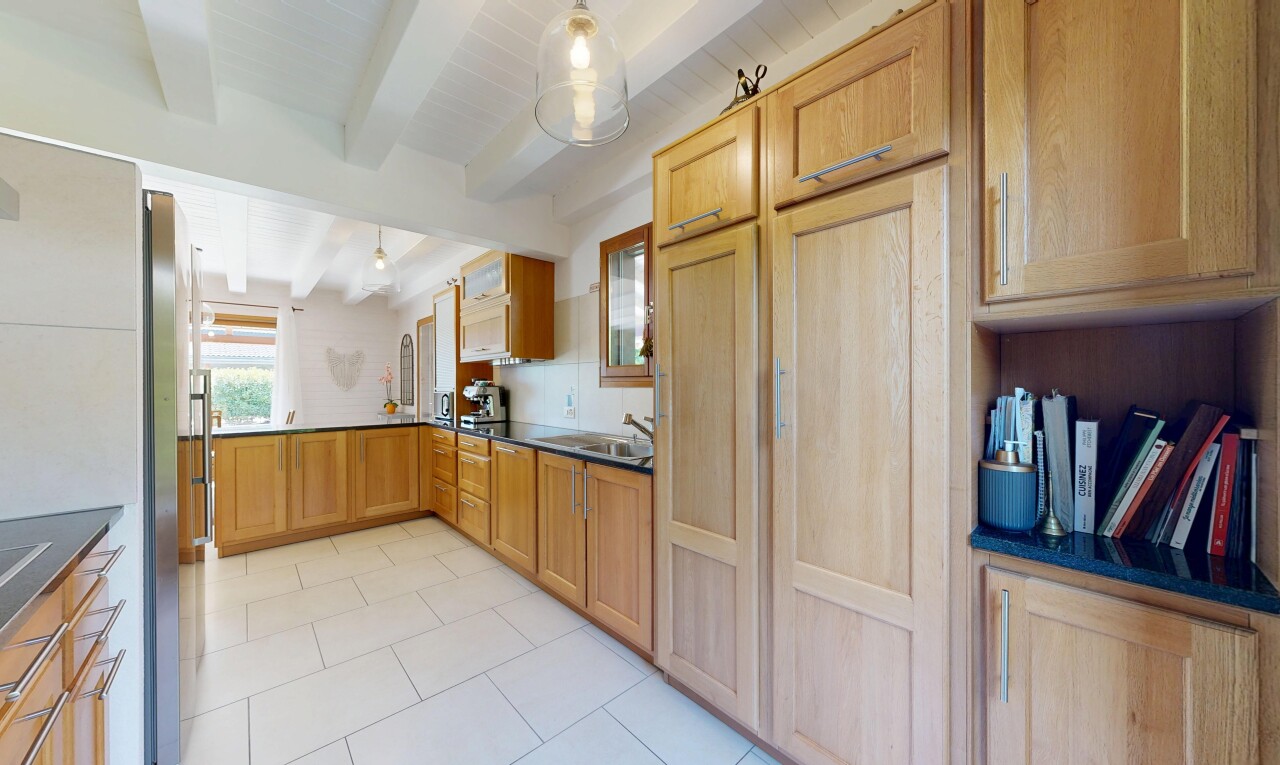 küche mit schranktüren mit vertiefter mittelplatte, shaker cabinets, beamed ceiling, balkendecke, und dark countertops