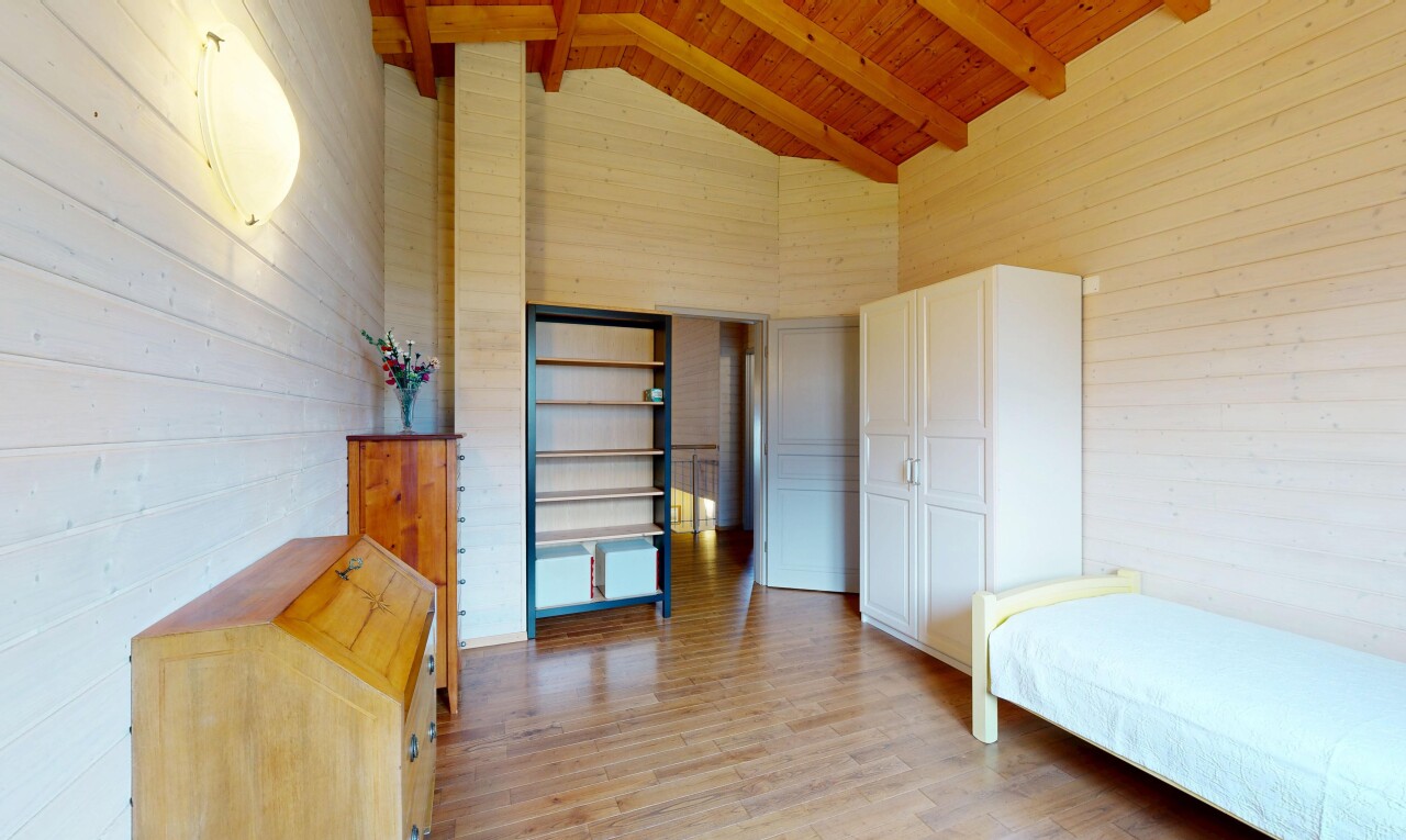 zimmer / schlafzimmer mit high ceiling, hohe decke, wood finish floor, holzfußboden, und inside property