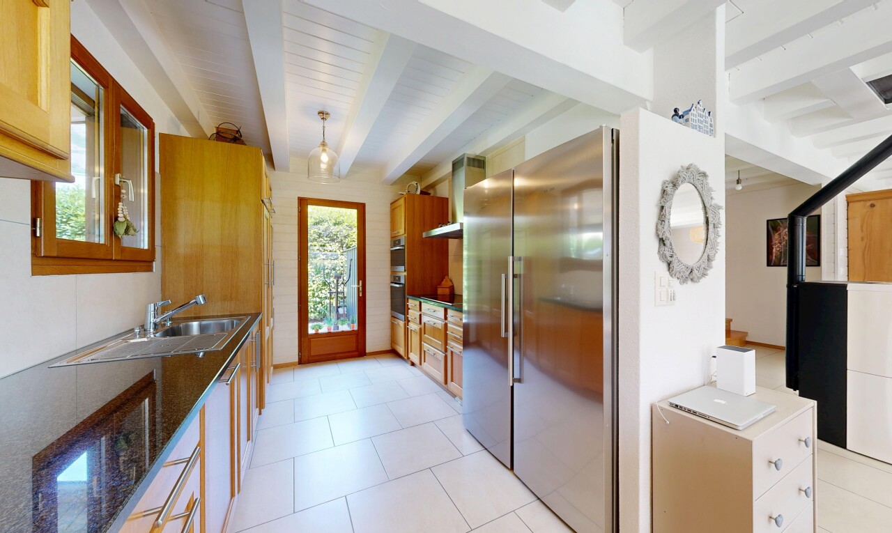 küche mit kühlschrank, inside property, beamed ceiling, balkendecke, und dark countertops