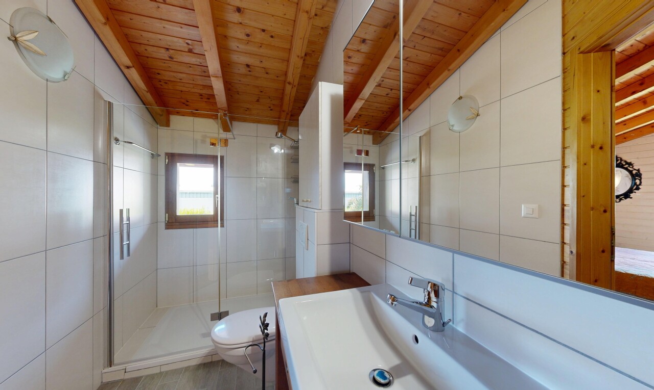 bad mit spiegel, tile wall, fliesenwand, dusche, und schminktisch
