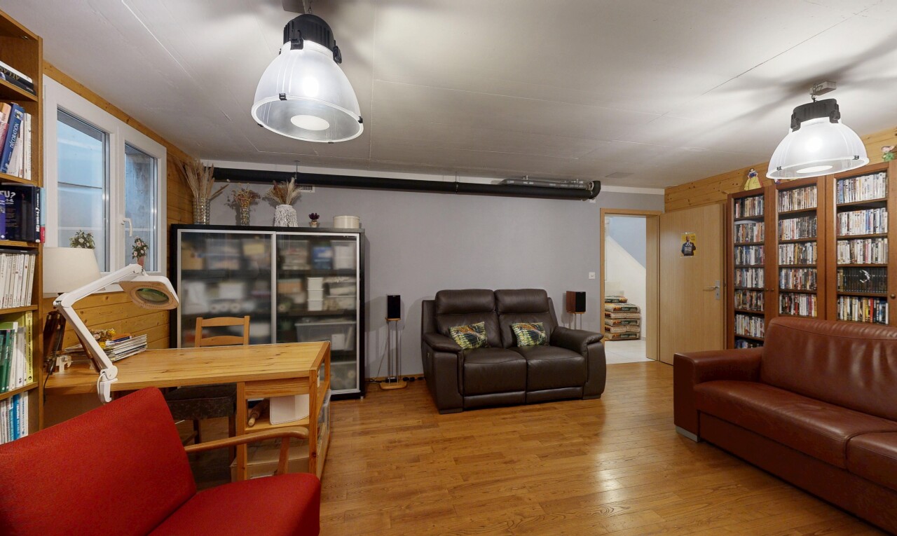 wohn- / esszimmer mit inside property, wood finish floor, holzfußboden, drywall, und gipskartonwand