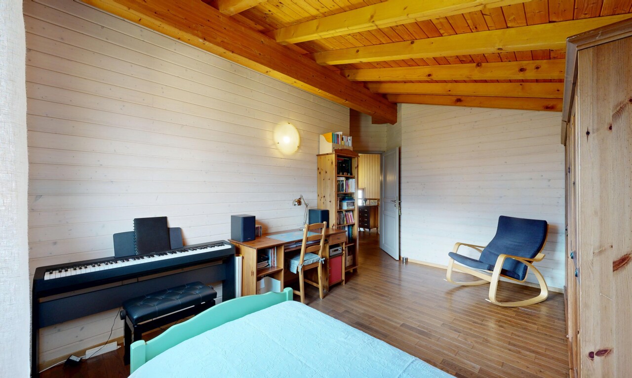zimmer / schlafzimmer mit vaulted ceiling, dachschräge, wood finish floor, holzfußboden, und bürobereich