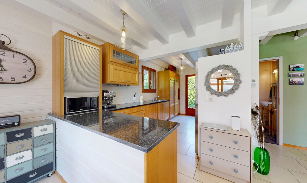 küche mit dark countertops, beamed ceiling, balkendecke, light floor, und medium brown cabinets