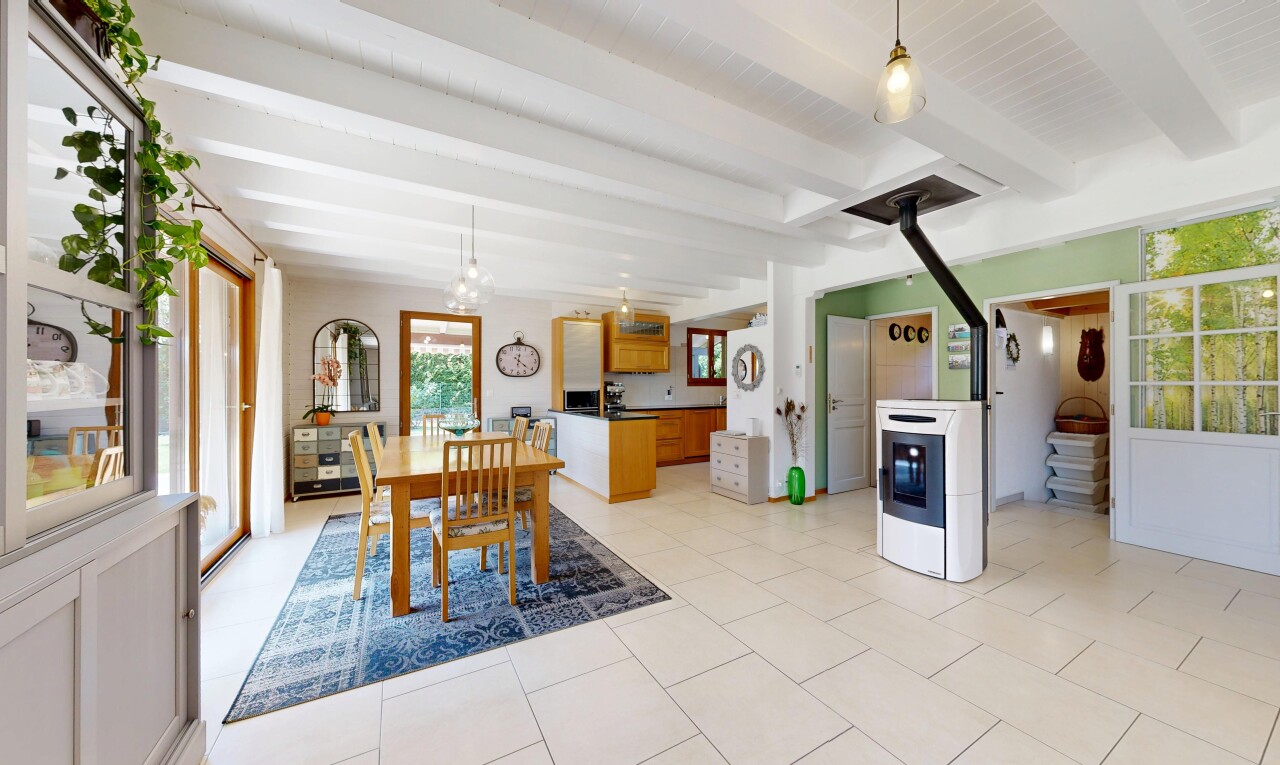 esszimmer mit natural light, natürliches licht, inside property, light floor, und beamed ceiling