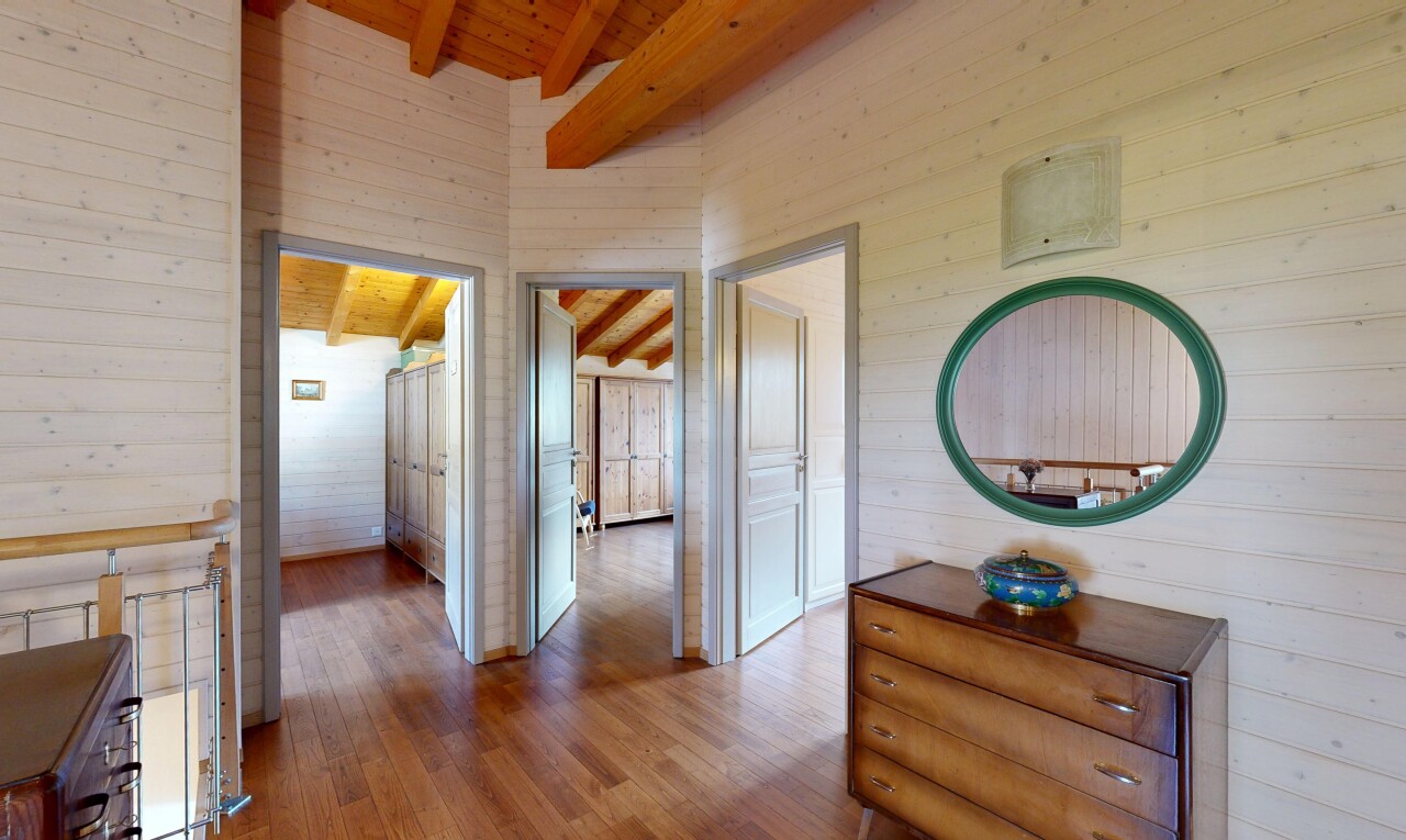 halle / korridor mit beamed ceiling, balkendecke, wood wall, holzwand, und wood ceiling