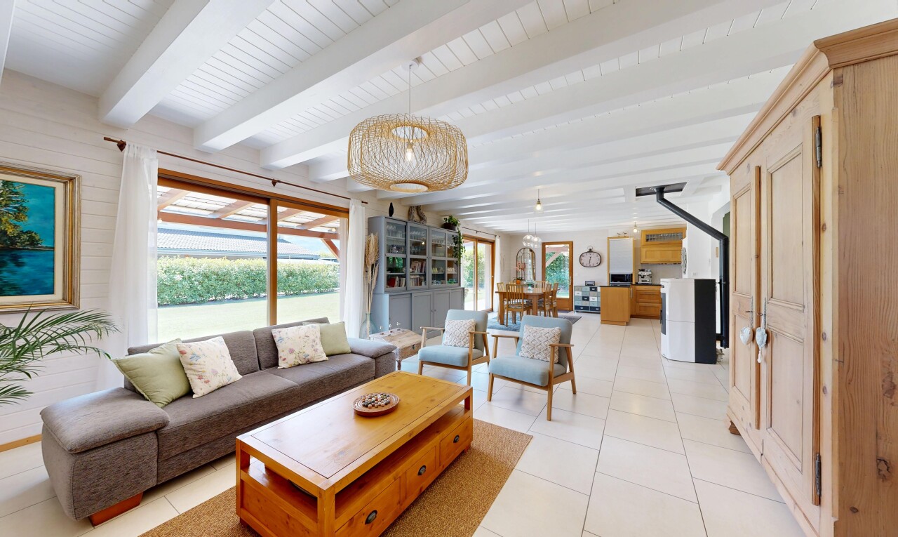 wohn- / esszimmer mit inside property, natural light, natürliches licht, beamed ceiling, und balkendecke