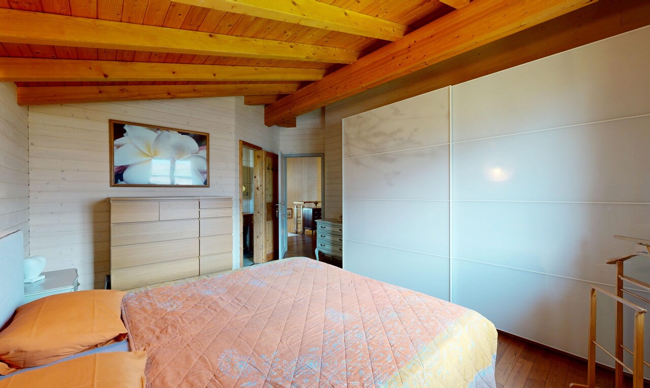 zimmer / schlafzimmer mit inside property, wood finish floor, holzfußboden, vaulted ceiling, und dachschräge