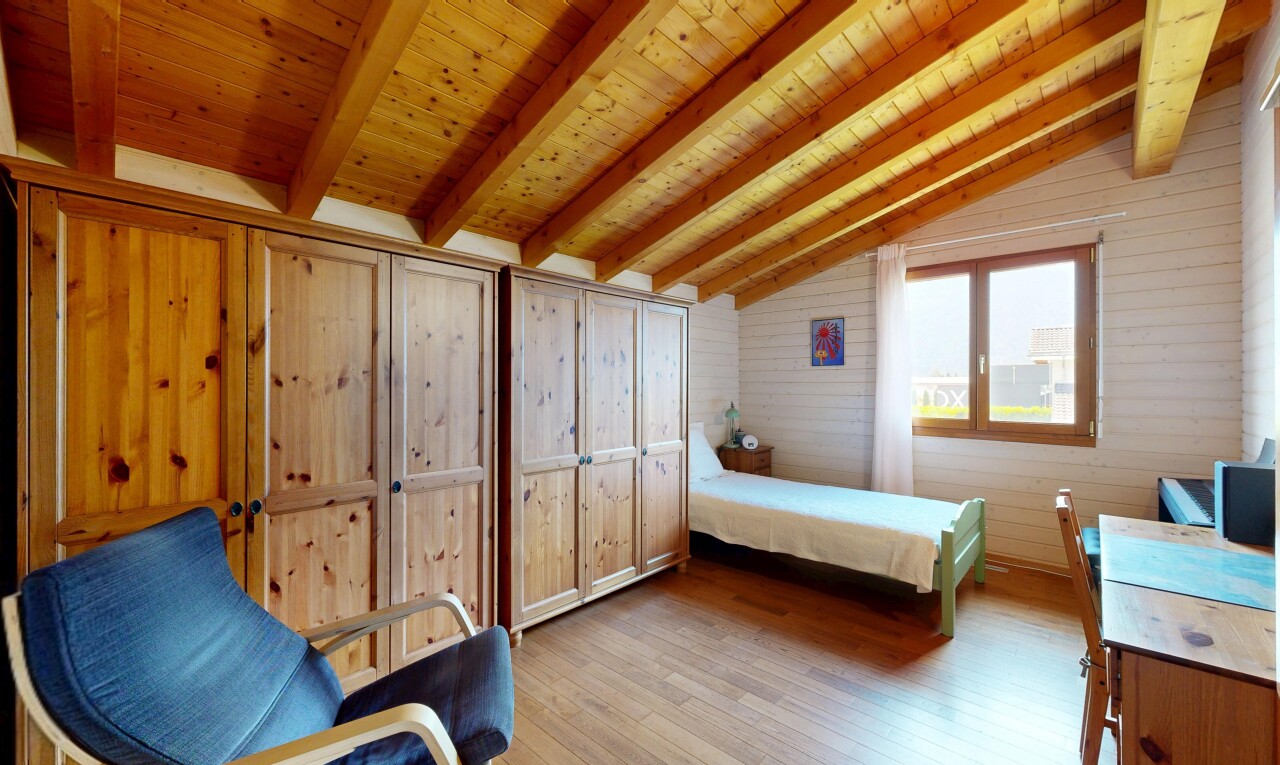 zimmer / schlafzimmer mit wood wall, holzwand, wood finish floor, holzfußboden, und beamed ceiling