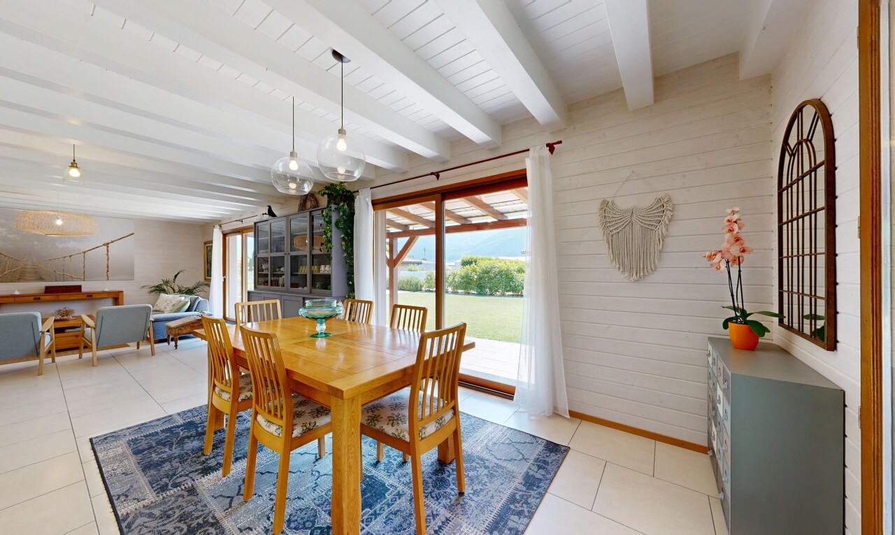 esszimmer mit inside property, natural light, natürliches licht, beamed ceiling, und balkendecke