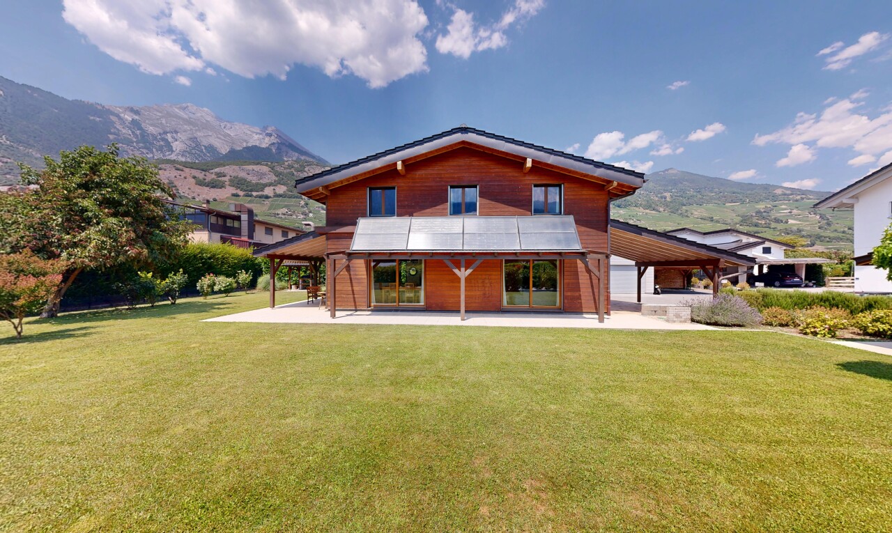 außenansicht mit blick auf die berge, mountain view, property visible, day time, und horizontale verkleidung