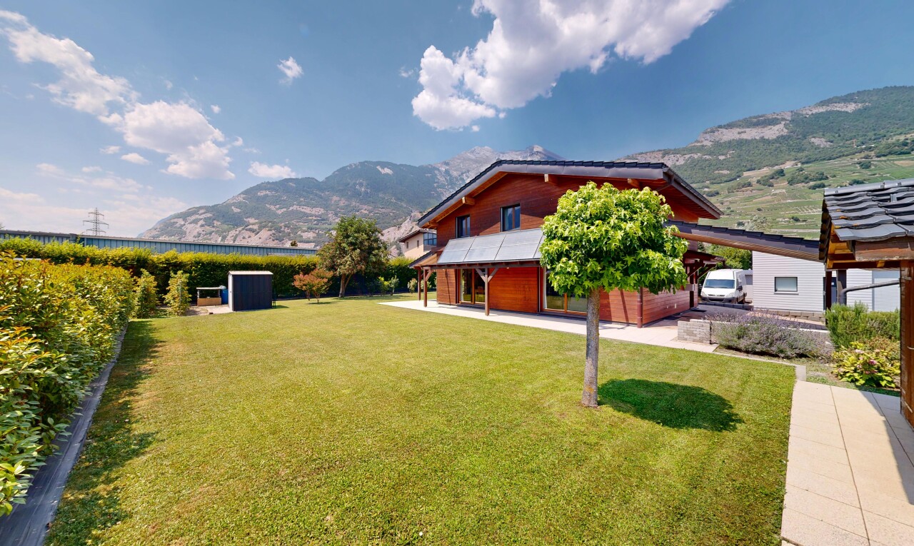 außenansicht mit blick auf die berge, mountain view, from property, day time, und rasen