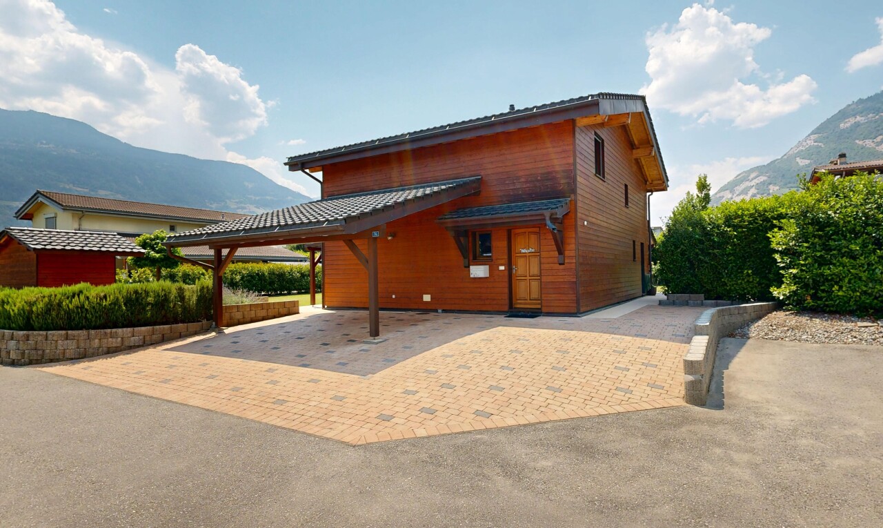 außenansicht mit blick auf die berge, mountain view, day time, horizontale verkleidung, und property visible