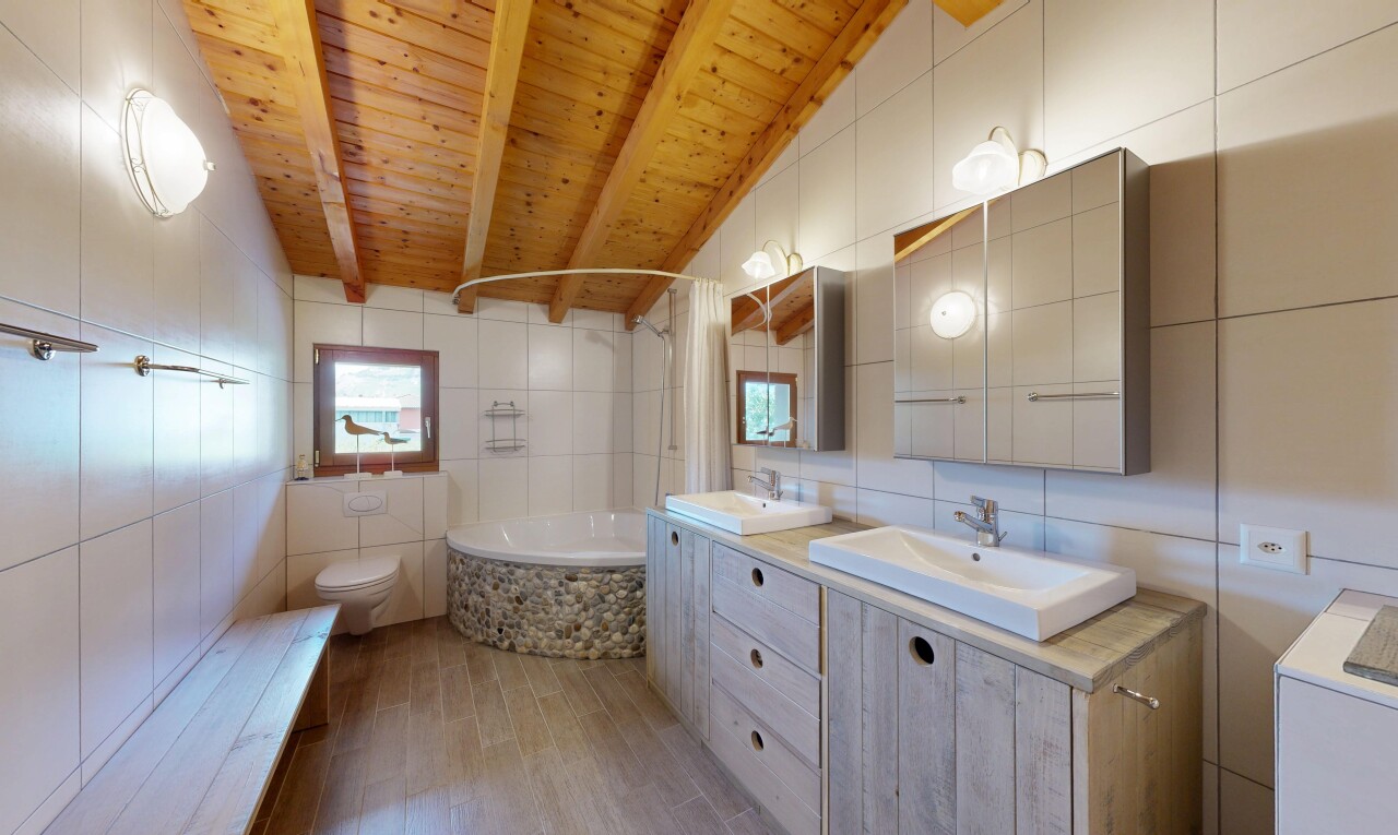 bad mit tile wall, fliesenwand, komplettes badezimmer, waschbecken, und inside property