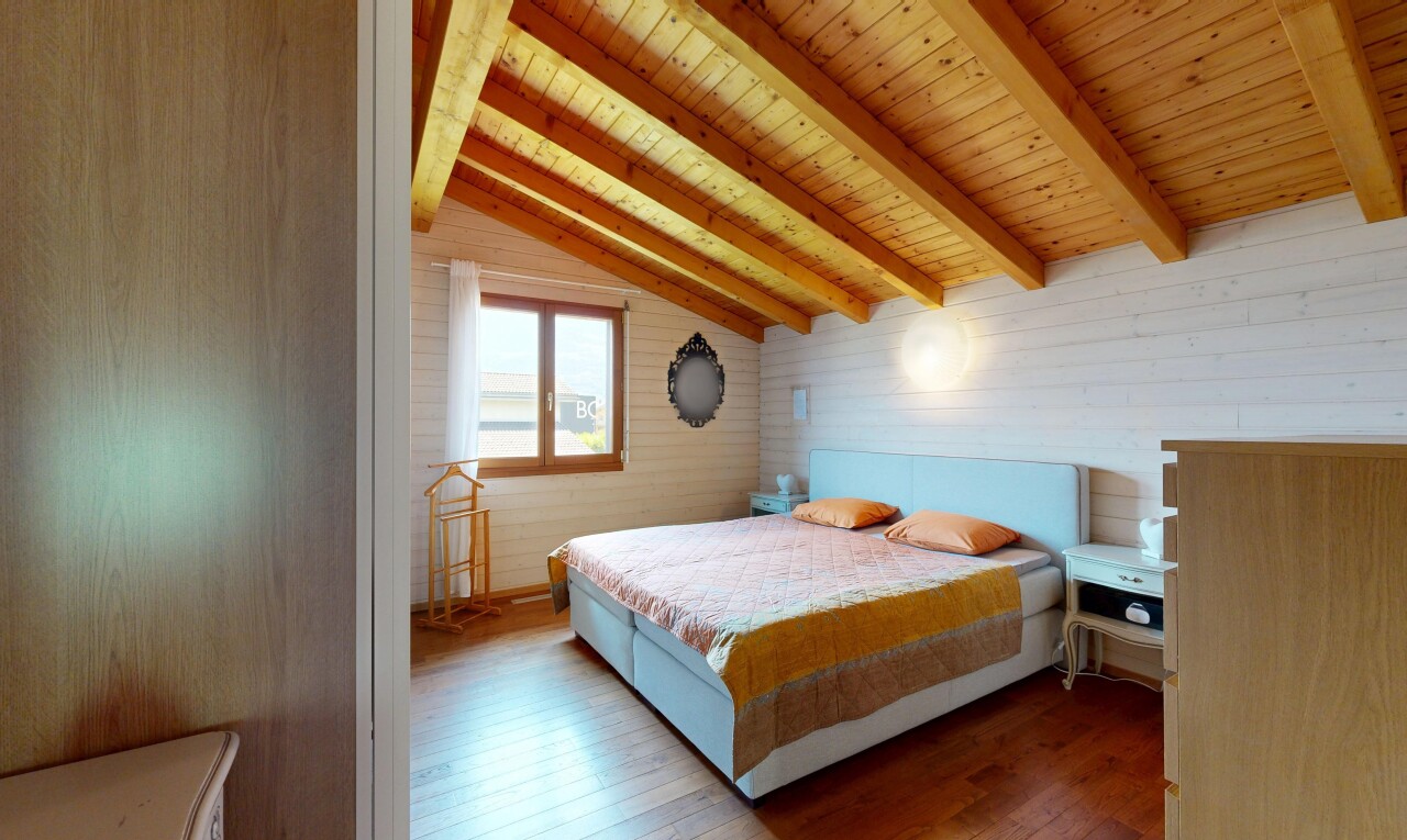 zimmer / schlafzimmer mit wood finish floor, holzfußboden, beamed ceiling, balkendecke, und inside property