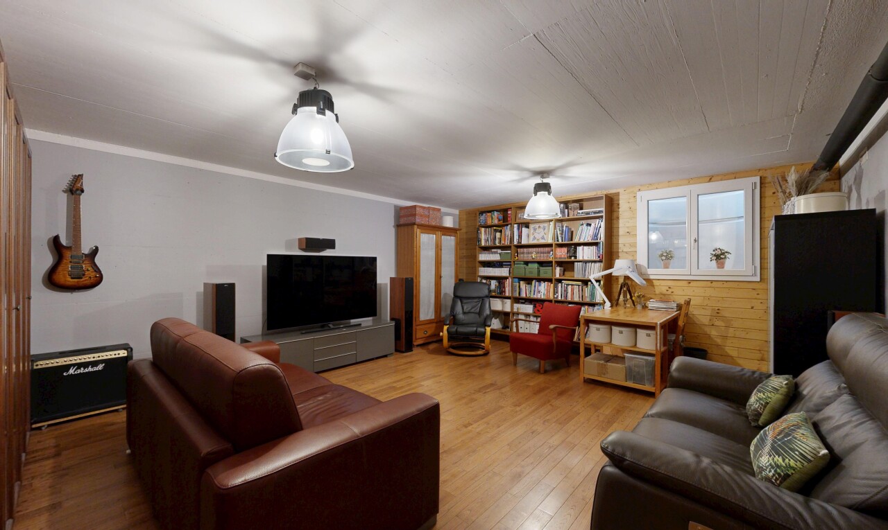wohnzimmer mit wood wall, holzwand, inside property, wood finish floor, und holzfußboden