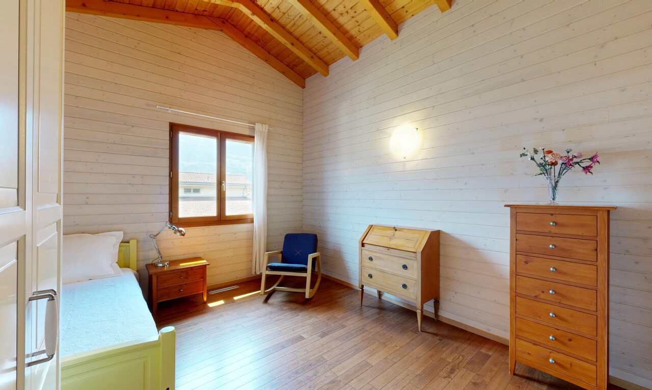 zimmer / schlafzimmer mit wood finish floor, holzfußboden, natural light, natürliches licht, und vaulted ceiling