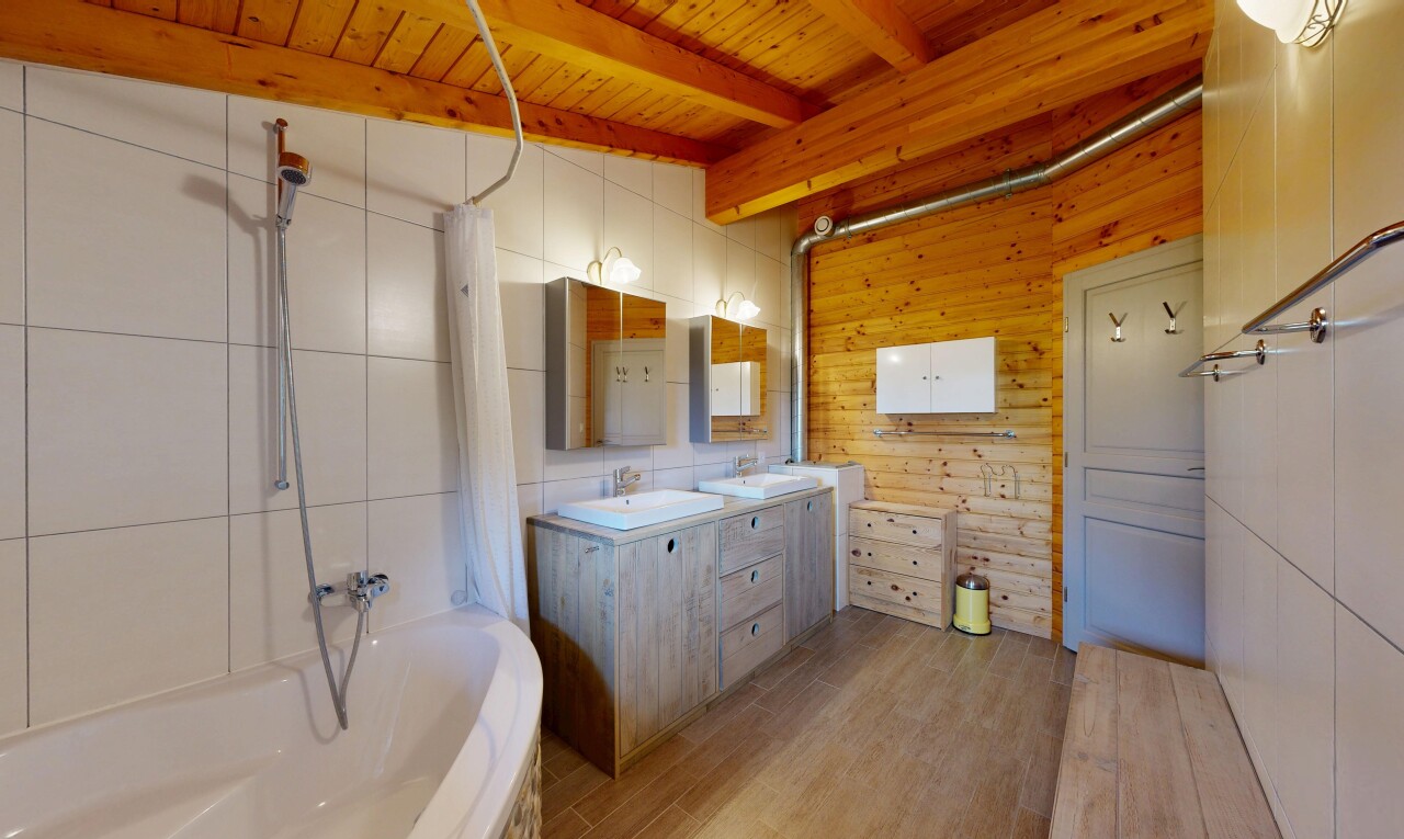 bad mit kombiniertes bad / dusche, doppelwaschtisch, komplettes badezimmer, wood ceiling, und holzdecke