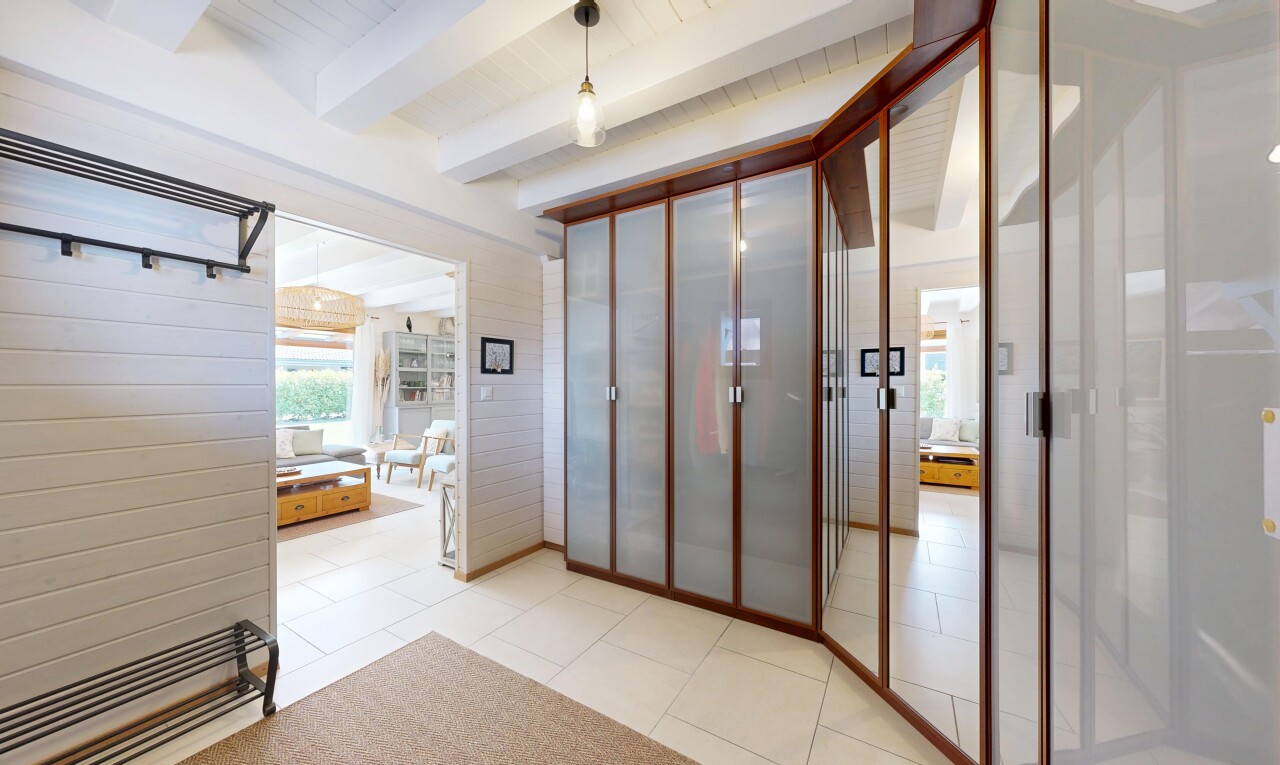 rezeption / lobby mit beamed ceiling, wood wall, natural light, tile floor, und inside community