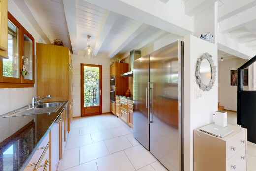 küche mit kühlschrank, inside property, beamed ceiling, balkendecke, und dark countertops