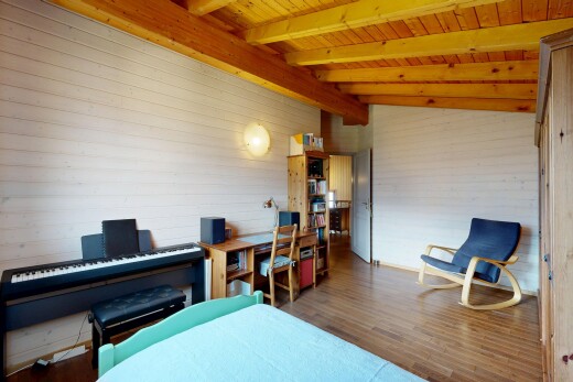 zimmer / schlafzimmer mit vaulted ceiling, dachschräge, wood finish floor, holzfußboden, und bürobereich