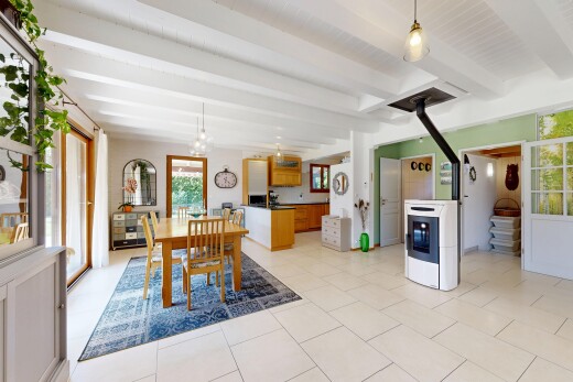 esszimmer mit natural light, natürliches licht, inside property, light floor, und beamed ceiling