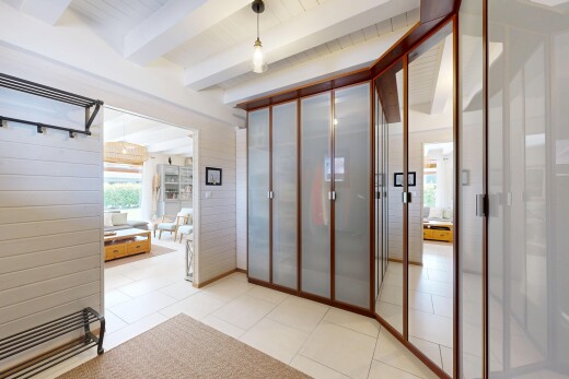 rezeption / lobby mit beamed ceiling, wood wall, natural light, tile floor, und inside community