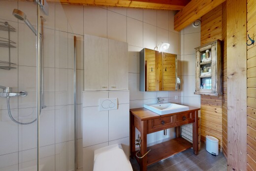 bad mit spiegel, komplettes badezimmer, dusche, waschbecken, und inside property