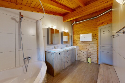 bad mit kombiniertes bad / dusche, doppelwaschtisch, komplettes badezimmer, wood ceiling, und holzdecke