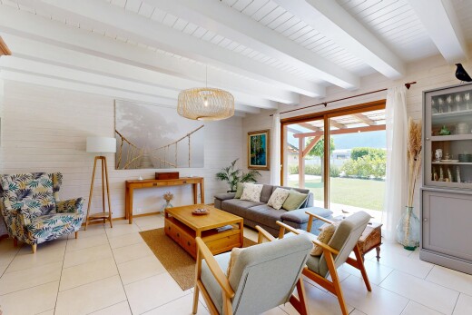 wohnzimmer mit natural light, natürliches licht, inside property, wood wall, und holzwand