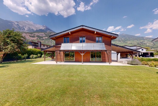 außenansicht mit blick auf die berge, mountain view, property visible, day time, und horizontale verkleidung