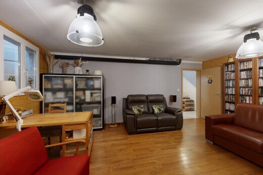 wohn- / esszimmer mit inside property, wood finish floor, holzfußboden, drywall, und gipskartonwand
