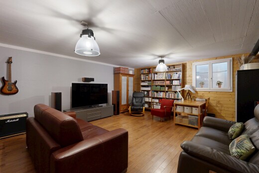 wohnzimmer mit wood wall, holzwand, inside property, wood finish floor, und holzfußboden